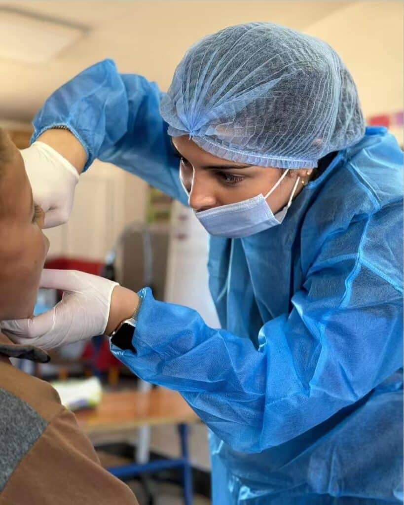 Docteur LAKHDAR Fatine qui performe des soins dentaires Tanger sur un enfant.