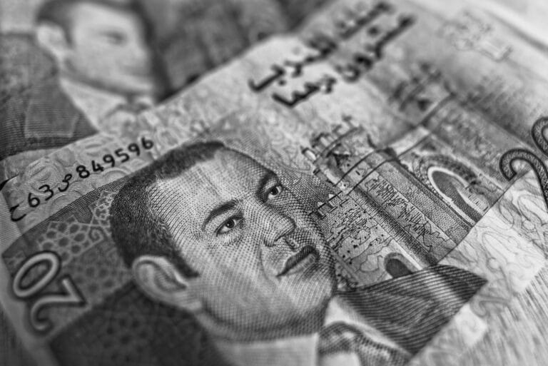 Image monochrome détaillée d'un billet de banque marocain présentant des motifs complexes.