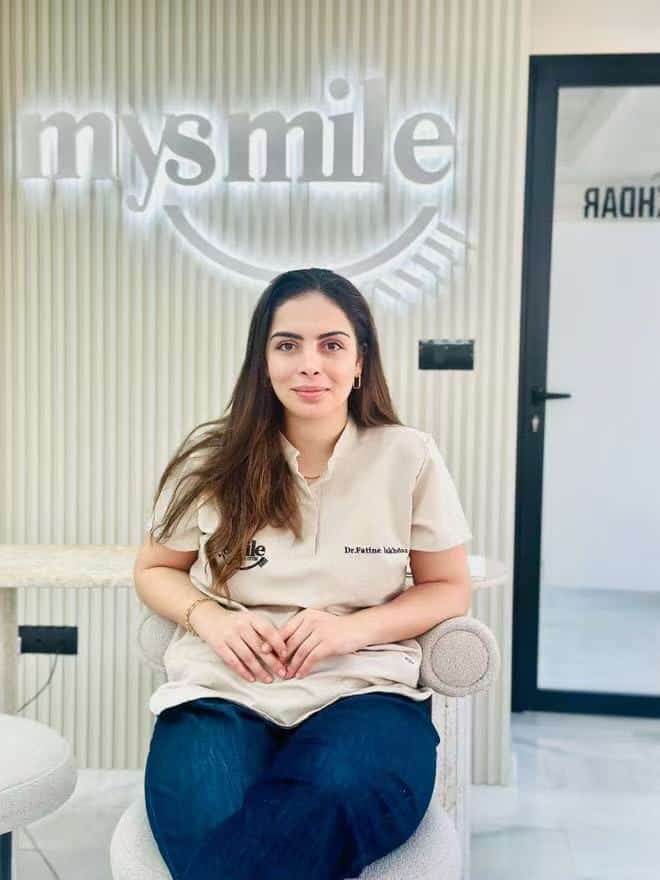 Docteur LAKHDAR Fatine assise sur une chaise avec en arri